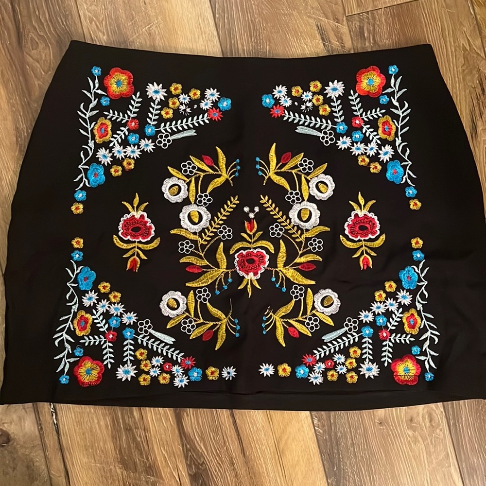 Embroidered mini skirt
